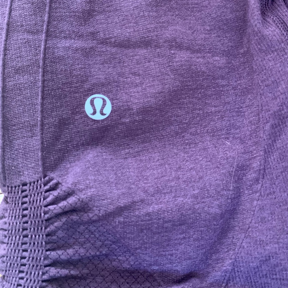 SZ 4 Lululemon Plum Wunder Under 
Capri Length 
Excellent Condition - Picture 3 of 5